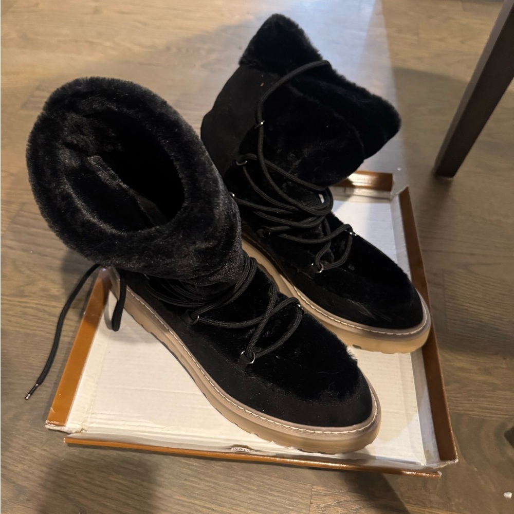 JLO. EUC Women's Black Fur lace up  Boots 10